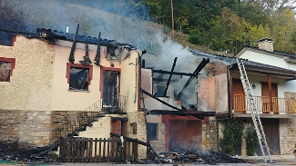 Vega de Valcarce habilita una cuenta bancaria solidaria para ayudar al vecino de Herrerías que perdió su casa por un incendio