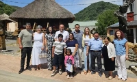 La familia de David y Elisabet se asienta en Vega de Valcarce gracias al proyecto de Repuebla de Diputación